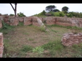 05057 ostia - regio i - insula xix - horrea dei mensores (i,xix,4) - ostseite - 3. und 4. raum von sueden - bli ri westen - 09-2023.jpg